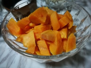 4、煮个牛奶~摩摩喳喳(牛奶版),红薯切成小丁