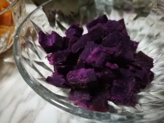 5、煮个牛奶~摩摩喳喳(牛奶版),紫薯切成小丁