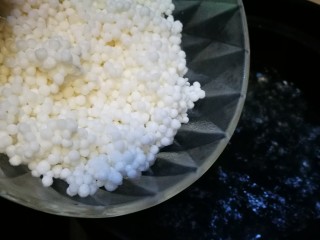 10、煮个牛奶~摩摩喳喳(牛奶版),锅中水开 倒入西米