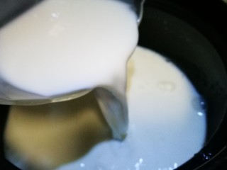 13、煮个牛奶~摩摩喳喳(牛奶版),另一锅中倒入牛奶