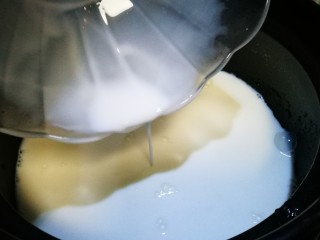 14、煮个牛奶~摩摩喳喳(牛奶版),倒入奶油