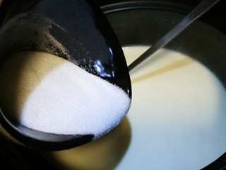 15、煮个牛奶~摩摩喳喳(牛奶版),倒入白糖