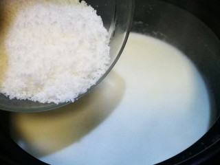 16、煮个牛奶~摩摩喳喳(牛奶版),倒入椰蓉 煮开