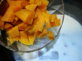 18、煮个牛奶~摩摩喳喳(牛奶版),加入红薯丁