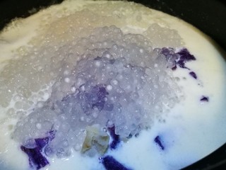 20、煮个牛奶~摩摩喳喳(牛奶版),加入西米 煮开