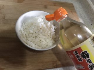 1、小熊便当,米饭加热倒入一点点寿司醋和沙拉酱,拌均