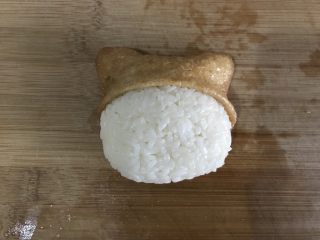 5、小熊便当,把豆皮折一下,米饭塞进去