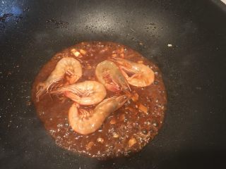 8、小熊便当,起油锅,爆香葱姜蒜,放入虾翻炒,加入番茄酱和生抽,少许水,翻炒收汁