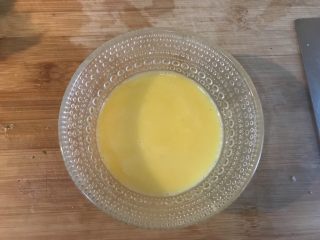 9、小熊便当,鸡蛋里加一点点盐、黑胡椒、淀粉和水搅拌均匀,过滤下备用