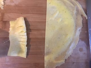 11、小熊便当,蛋皮一切为二,将一边对折,对折连起来那边用刀切条