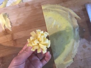 12、小熊便当,切完卷起来用牙签固定