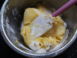 6、花式桃酥,用刮刀拌匀。