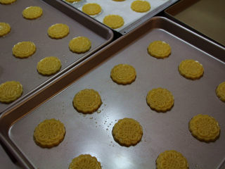 8、花式桃酥,分割成约20克每个的圆球，用月饼模具压出来。