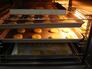 9、花式桃酥,送入提前预热到200度的烤箱。我的烤箱比较大，是风炉，一次可以烤四盘，普通烤箱食材用料要减少。