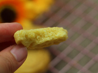 11、花式桃酥,成品上色均匀，刚出炉时没有那么脆，待凉透以后就变的酥脆了。