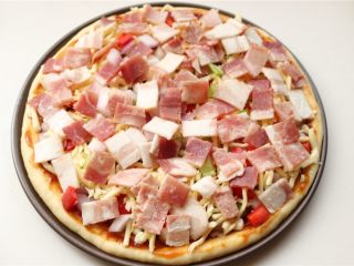 13、培根田园披萨,铺一些奶酪丝，再铺上所有培根。
