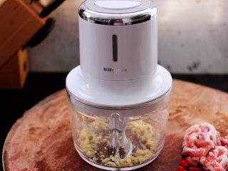 3、芦笋炒肉,大蒜去皮，用绞肉机绞蒜末取出备用。