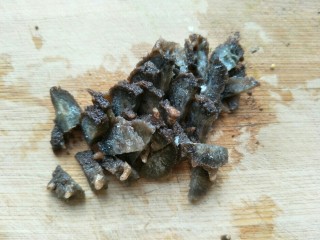 5、海参海木耳汤,把海参切成薄片。