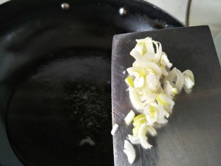 8、海参海木耳汤,接着放入葱白。