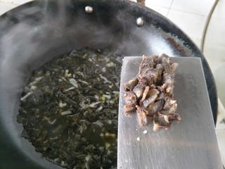 9、海参海木耳汤,然后放入海参片。