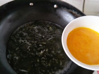 12、海参海木耳汤,最后放入鸡蛋。