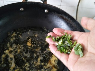 14、海参海木耳汤,关火，放入葱叶。