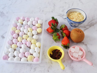 1、水果汤圆,准备好材料