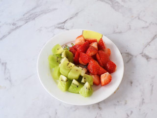 2、水果汤圆,草莓洗净切成小块，猕猴桃去皮切成小块备用
