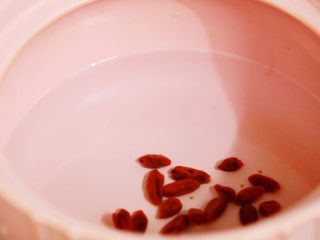 3、水果汤圆,锅中倒入2碗清水，加入枸杞，大火煮开后再煮2分钟