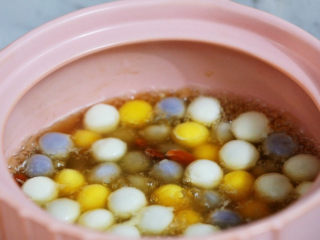 5、水果汤圆,边煮边搅拌，煮至汤圆浮在表面