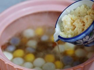 6、水果汤圆,加入酒酿