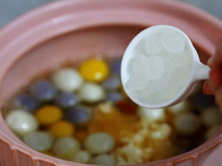 7、水果汤圆,加入冰糖，边煮边搅拌，煮至冰糖融化