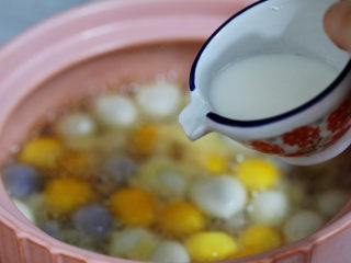 8、水果汤圆,以画圈方式淋入水淀粉，等再次烧开后关火