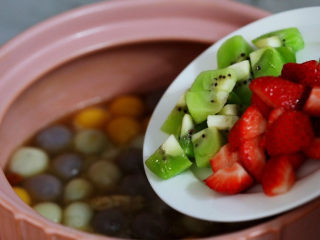 9、水果汤圆,加入水果拌匀即可