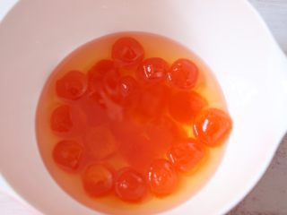 1、自制蛋黄酥,咸蛋黄提前泡玉米油2天。