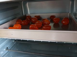 2、自制蛋黄酥,咸蛋黄表面喷高度白酒，烤箱180度中层上下火烤10分钟。