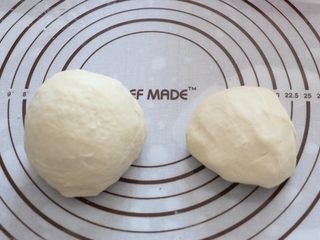 3、自制蛋黄酥,水油皮：中筋面粉180g、猪油60g、糖20g、水70g。油酥皮：中筋面粉160g、猪油70g。分别揉成面团。