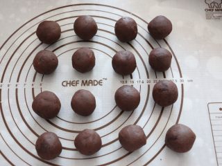 4、自制蛋黄酥,豆沙分成每份15g，揉圆、用手掌按扁，包入蛋黄，揉圆备用。