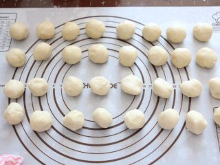 5、自制蛋黄酥,将水油皮面团和油酥面团等分成20份，揉圆。 