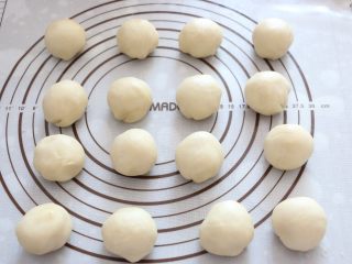 6、自制蛋黄酥,将油酥面团包入水油皮面团中，揉圆，收口朝下，盖保鲜膜静置松弛20分钟。