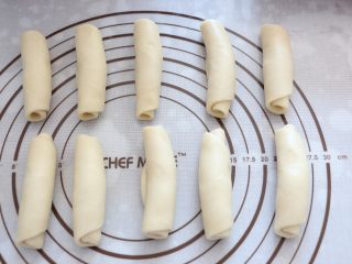 8、自制蛋黄酥,卷起，松弛20分钟。