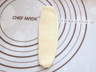 9、自制蛋黄酥,再按扁，擀长。