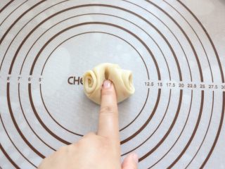 11、自制蛋黄酥,松弛好的面团，中间按压。