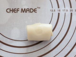 10、自制蛋黄酥,卷起，再松弛20分钟。