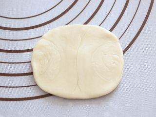 12、自制蛋黄酥,擀圆。