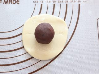 13、自制蛋黄酥,包入豆沙蛋黄馅。