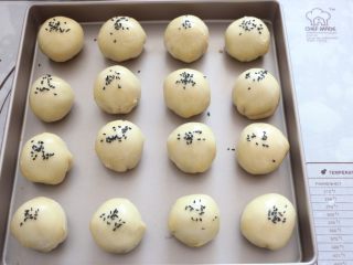 15、自制蛋黄酥,表面刷上薄薄的蛋黄液，顶部撒上黑芝麻。