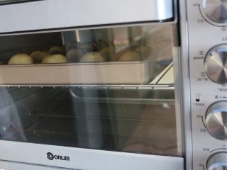 16、自制蛋黄酥,烤箱预热，180度25分钟左右，上色满意即可。