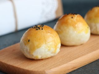 17、自制蛋黄酥,非常好吃的蛋黄酥哦，快点动手做起来吧。
