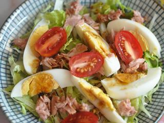 6、黑醋金枪鱼沙拉,摆上圣女果，再淋些香草油醋汁，最后撒些白芝麻。